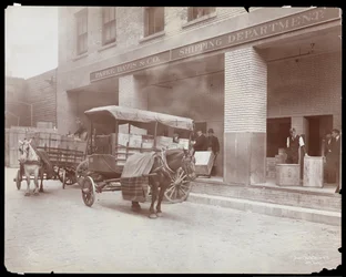 Vista del muelle de carga del departamento de envíos en Parke, Davis y Co., químicos, Hudson y Vestry Streets, Nueva York, 1910